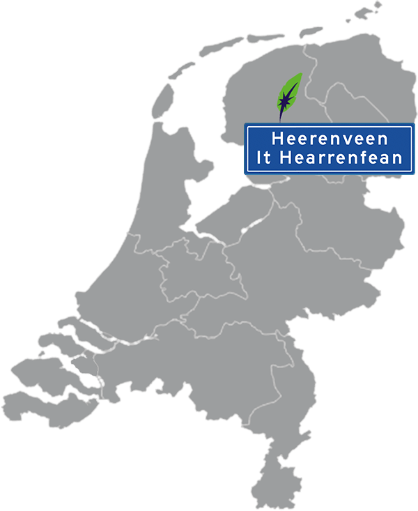 Grijze kaart van Nederland met Heerenveen aangegeven voor maatwerk taalcursus Spaans zakelijk - blauw plaatsnaambord met witte letters en Dagnall veer - transparante achtergrond - 600 * 733 pixels